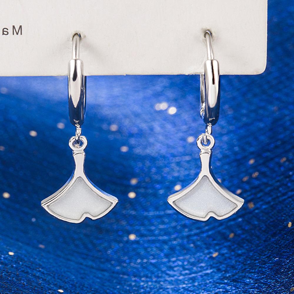 

Apricot Leaves Have a High-end Feel, a Light Luxury Temperament, a Light Luxury Touch and a High-end Feel. Earrings золотий