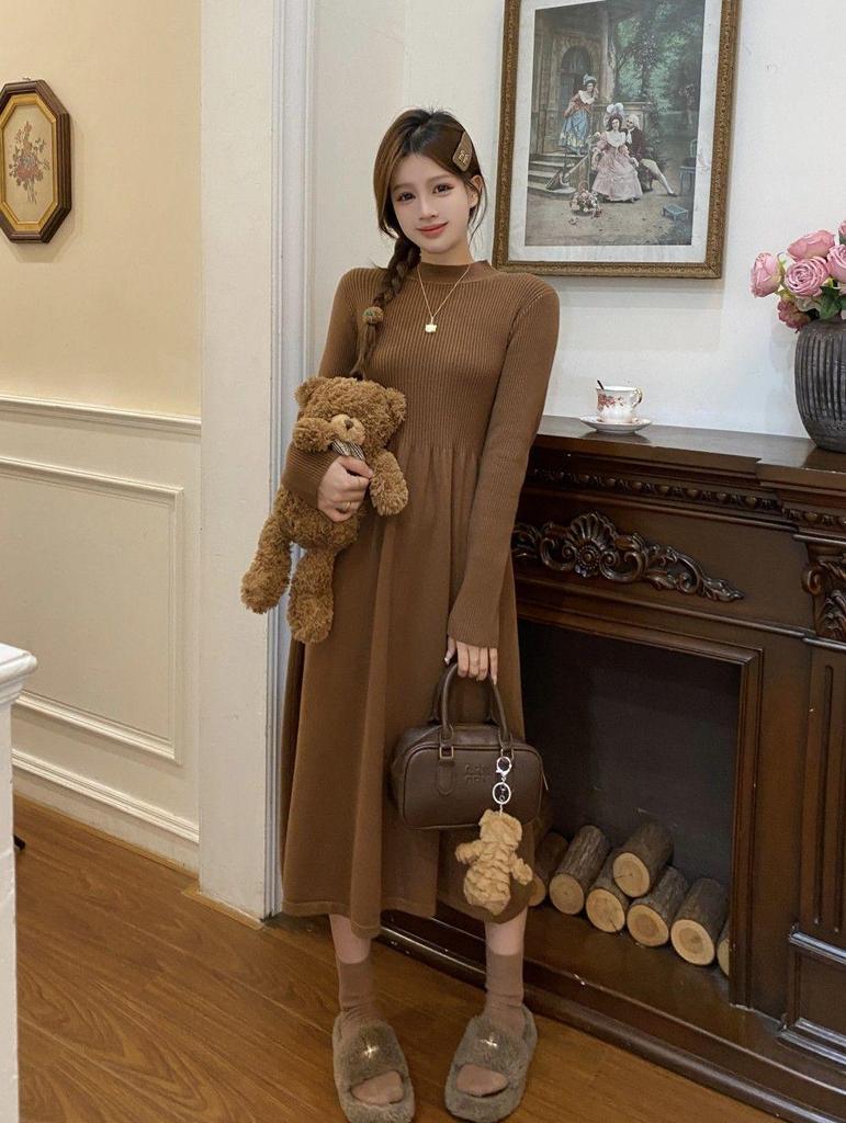 French Red Semi-High Neck Knit Slimming Dress - Long-Sleeved Autumn/Winter Fashion for Women