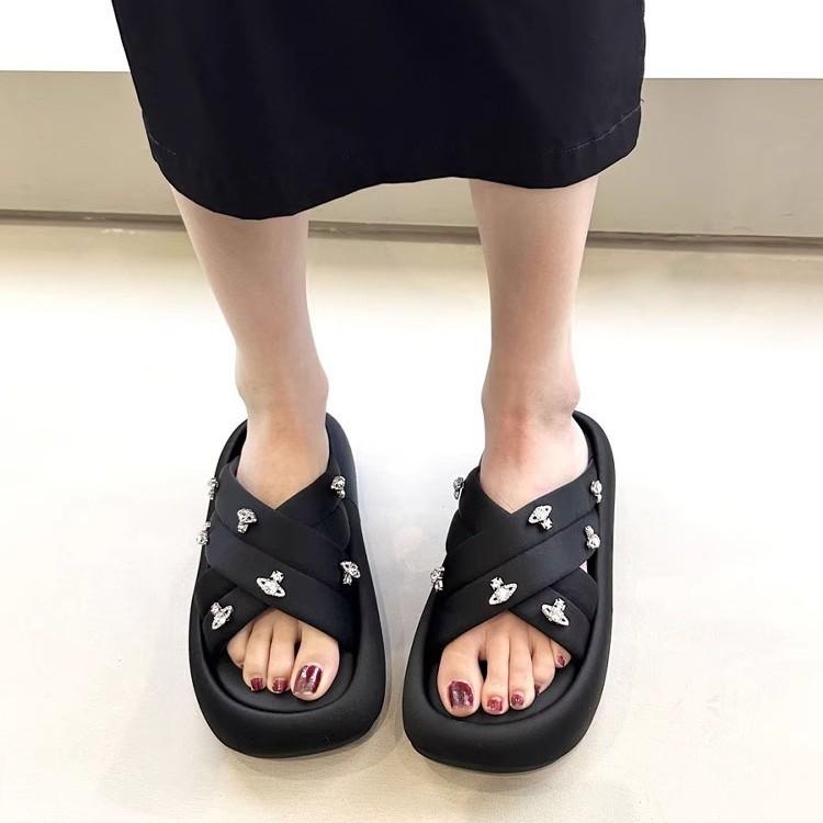 This year is very popular~ Sweet and cool bread cross with thick-bottomed rhinestone cool slippers women's 2025 summer beach flip flops