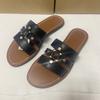 Sommer Flachboden Damen Strandschuhe Leder Metallgürtel Dekoration Atmungsaktiv Lässig Draußen Damen Hausschuhe Große Größe Slides