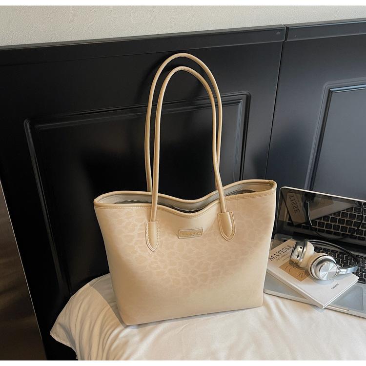 Autumn and winter large-capacity bag 2025 new commuter retro women's shoulder bag college student class bag tote bag