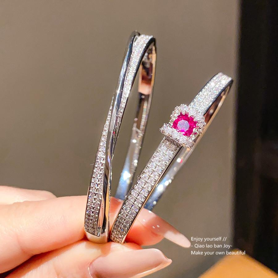 Geometric Zircon Round Fashion Bracelet With Silver Finish For Casual Wear And Gift