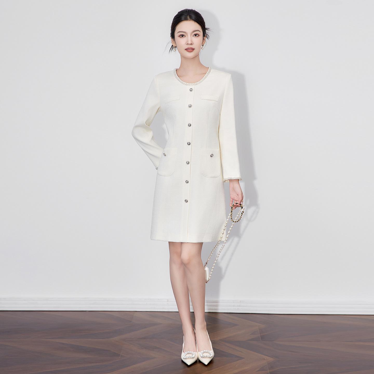 

Элегантное осенне-зимнее платье с бисерным воротником в стиле легкой роскоши M белый