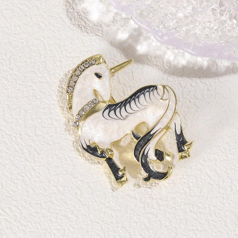Белая эмалевая брошь с единорогом и лошадью в корейском стиле - Милая бутоньерка для пальто и аксессуаров 14k