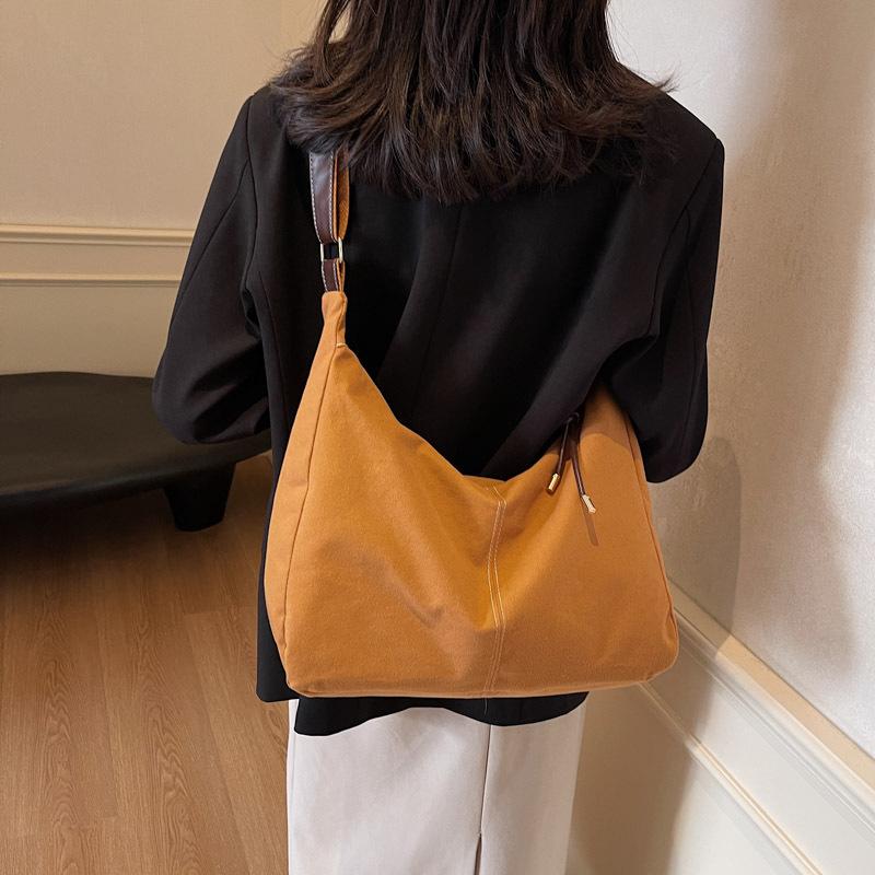 Large capacity retro bag women's 2025 winter new trendy niche design shoulder bag casual tote messenger bag