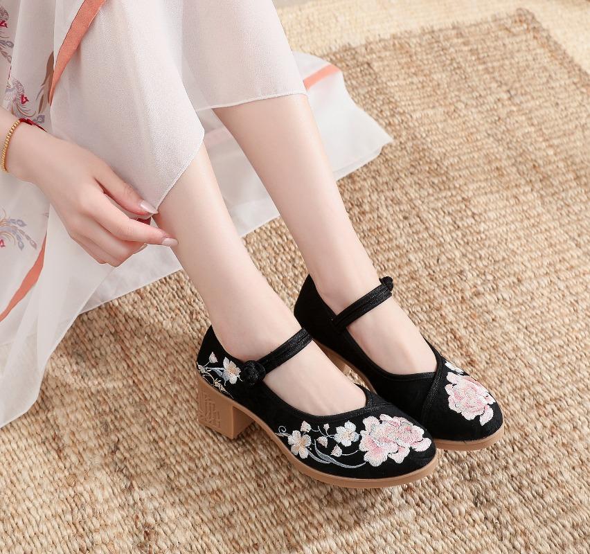 Maogu Scarpe col Tacco Alto da Donna Scarpe in Tessuto Tacco Quadrato Bocca Bassa Punta Rotonda Ricamo Cinese Scarpa da Sposa Décolleté Elegante 2026
