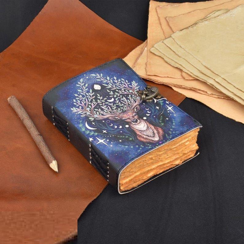 

Блокнот-ежедневник с принтом оленя и карманом, с застежкой-замком для подарка/офисного использования (5x7 дюймов, 200 страниц) 7 x 5 in