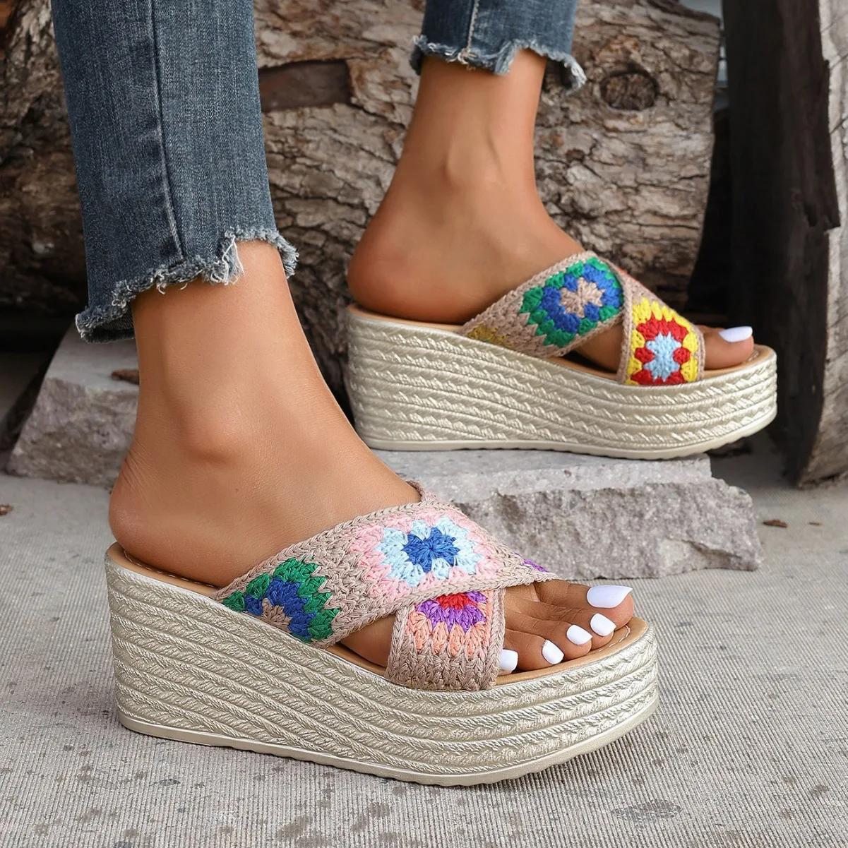 

Лето 2024 Новые туфли на толстой подошве Женские повседневные шлепанцы на танкетке Ретро Цветные Вязаные Вышитые Богемные Курортные Сандалии 42