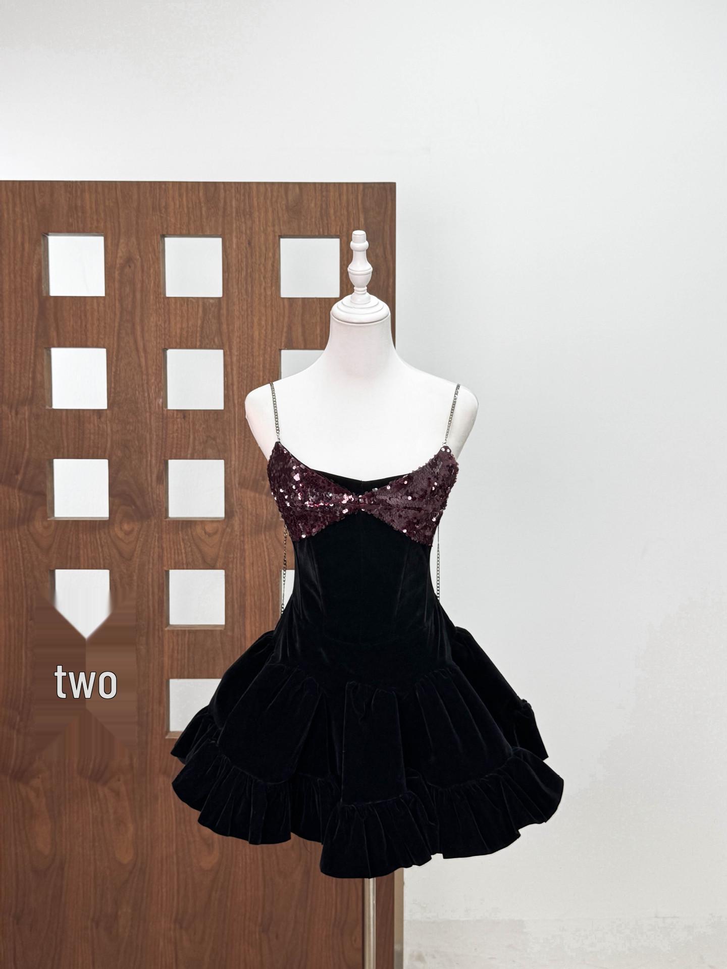 

Vietnam High-Fashion Sequin Velvet Spaghetti Strap Gown with Cinched Waist and Open Back Small чёрный