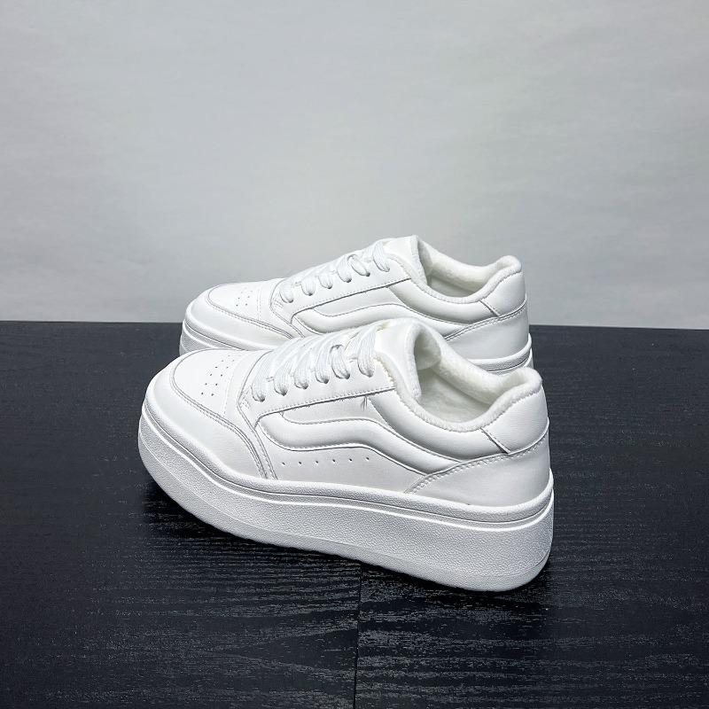 Winter velvet little white shoes women's thick baseplate shoes new leather versatile huge good-looking sports and leisure shoes