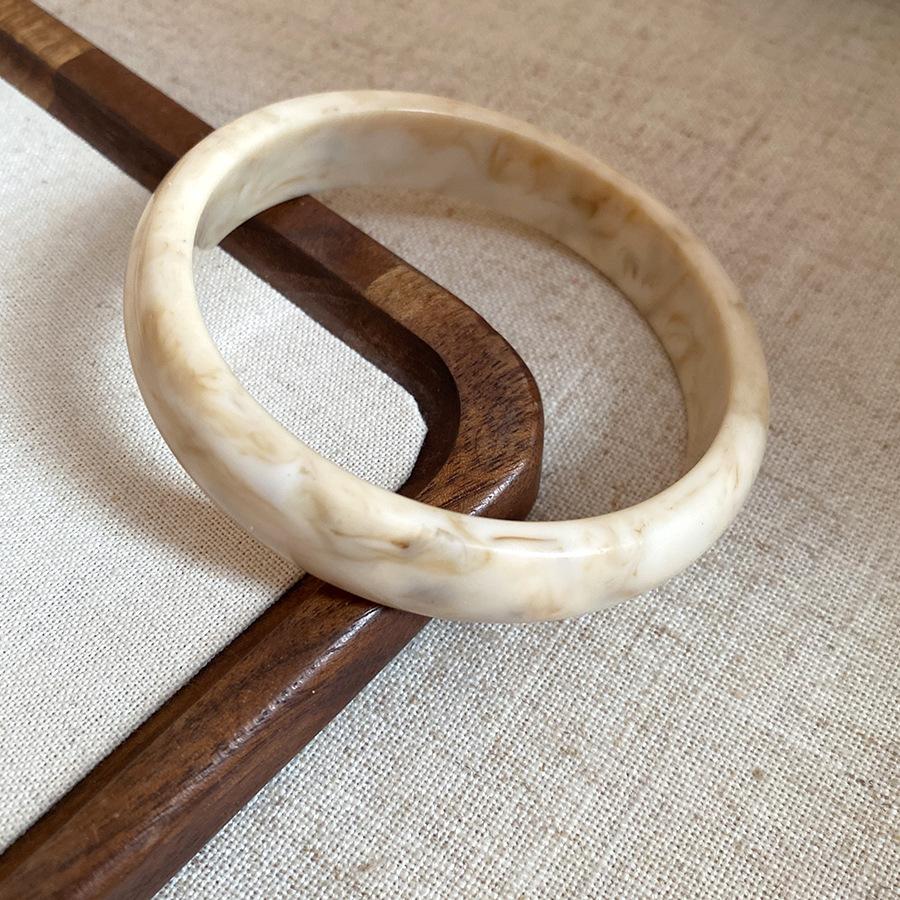 European and American Beige Irregular Geometric Resin Bracelet Light Luxury Temperament Bracelet Retro Exaggerated Jewelry Women