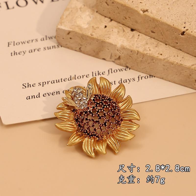 A Niche High-end Sunflower Bee Studded Diamond Brooch Adds a Romantic Atmosphere To The Design Lighting Up Sunny Outfits