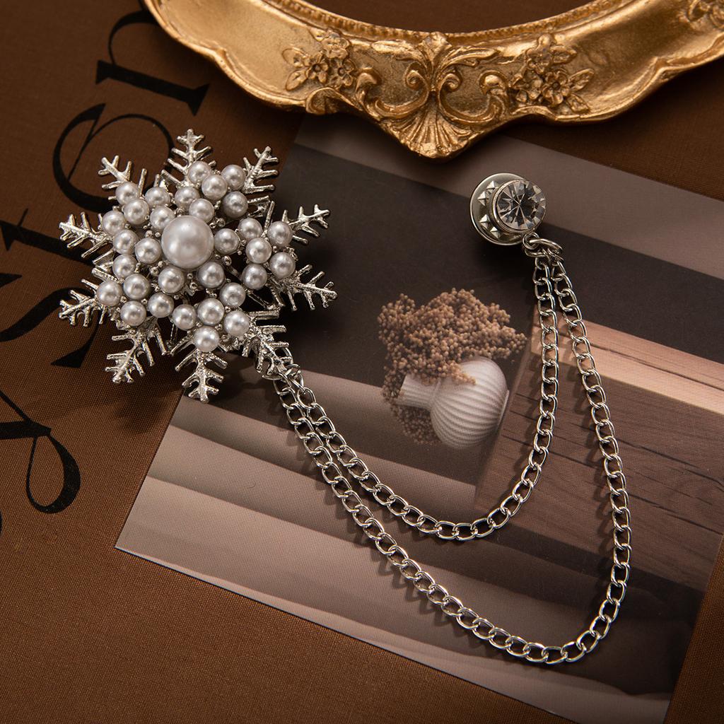 Personalized Brooch with Crystal Heart Brooch for Fashion Snowflake Geometric Creative Suit Pin