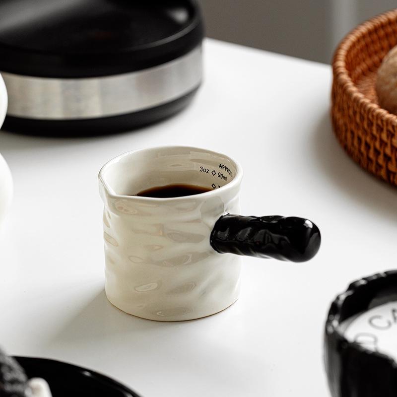 

ins high-value coffee small milk cup with graduated milk can espresso coffee extraction cup ceramic measuring cup with handle milk pot 90ml чорний