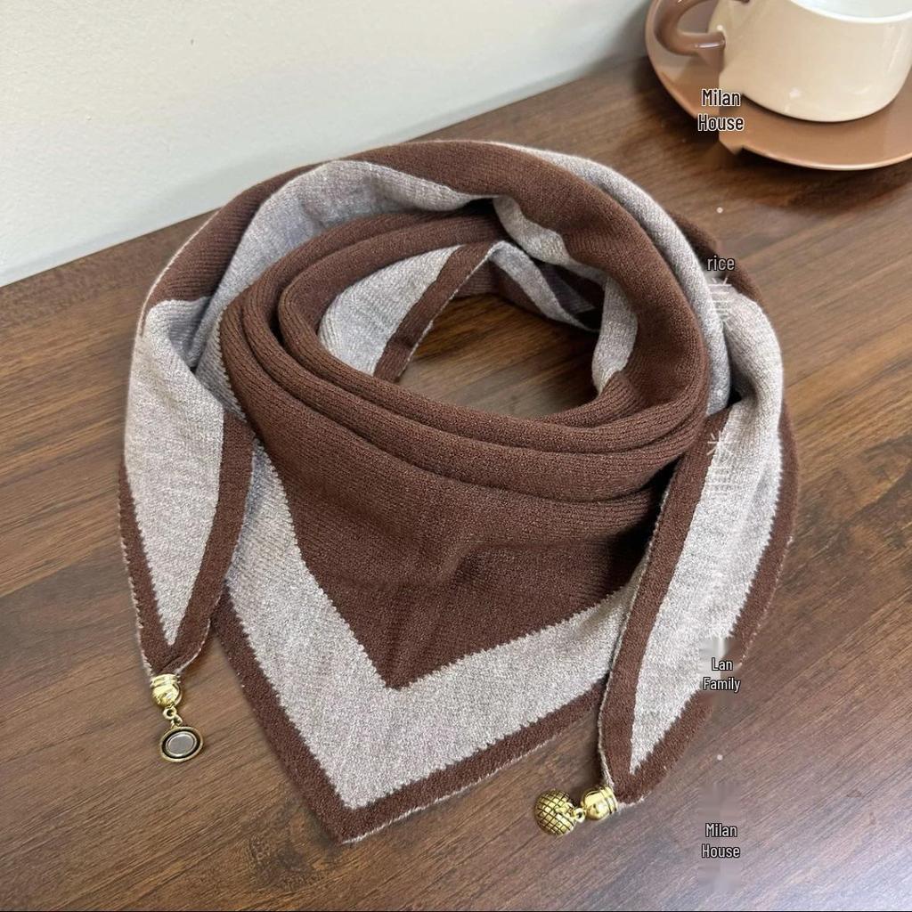 Festlicher Strickdreieckschal mit goldenen Akzenten: Warmer, vielseitiger Winter-Nackenwärmer