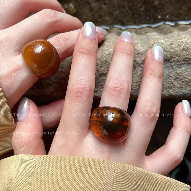 Anello in Resina Retrò Maillard a Tesa Larga Anello per Dito Indice Ambra di Lusso Leggero High-End per Donna Design di Nicchia Anello Esagerato