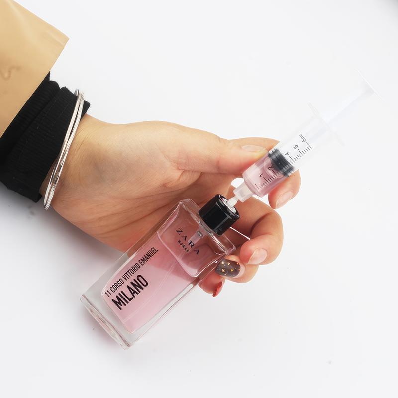 Comment transférer du parfum, des cosmétiques et de petits flacons à l'aide d'une pipette et d'une seringue