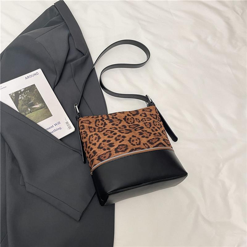 

2025 осень новая большая вместительная сумка-тоут женский нишевый повседневный рюкзак модная сумка через плечо Tongle цветной печати леопарда