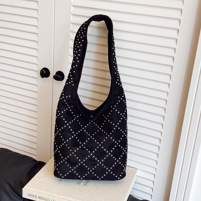 

Frosted retro bag women s new versatile rivet diamond shoulder bag popular bucket bag чёрный