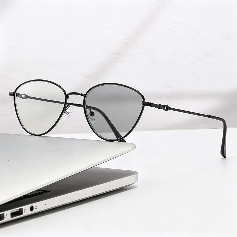 Cat's Eye Photochromic Myopia Glasses Anti Blue Light Metal-Frame Color-Changing Lenses Men's and Women's Shortsighted Glasses