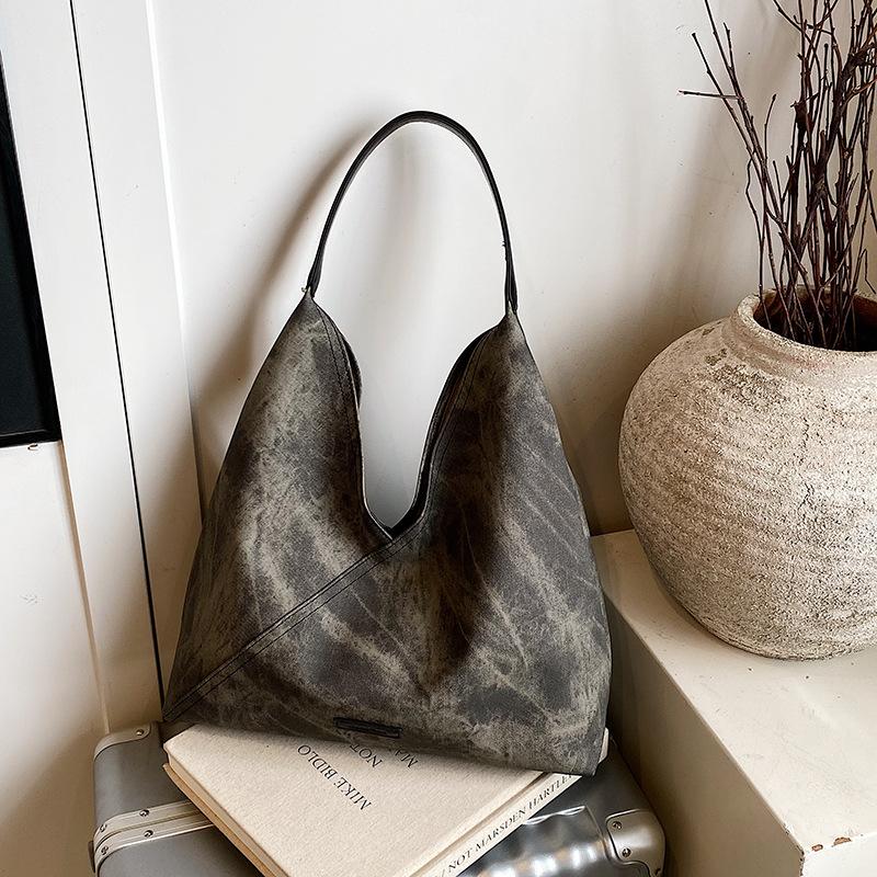 Large capacity women's new fashionable versatile shoulder bag, high-end retro commuter bag