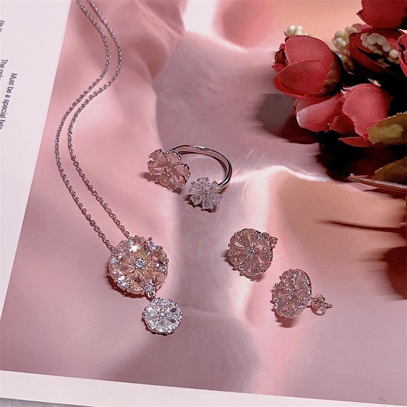 Kirschblütenrosa Zirkonia Schmuckset: Damen Luxus Ring, Ohrringe und Halskette mit Blütenblatt-Design