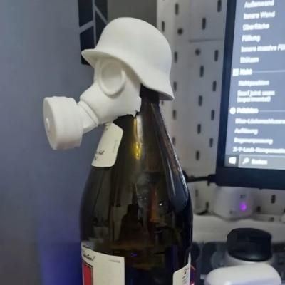 Kreativní otvírák na lahve, voják, pozdrav, pivní lahev, helma, zábavný párty uzávěr lahve se salutující pózou, voják, dárek pro nadšence do piva.