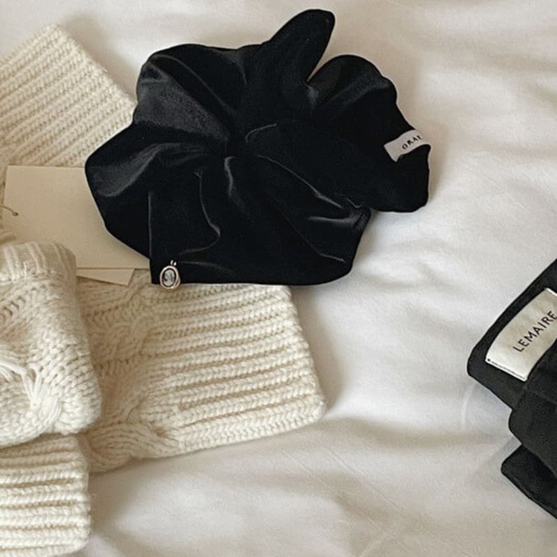 Oar Drop Wide Velvet Cameo Scrunchie [Black]