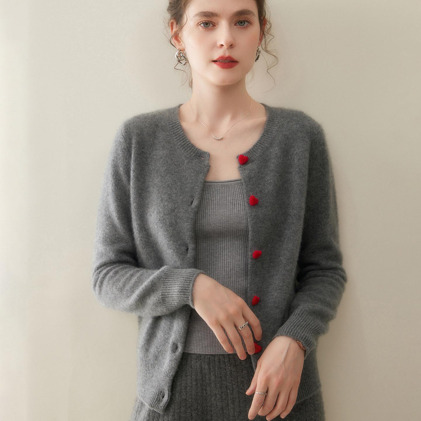 

Толстый кашемировый женский кардиган приталенного кроя с брошью в виде сердца - Круглый вырез, Универсальный для осени/зимы. 2XL (135-150 kg) серый