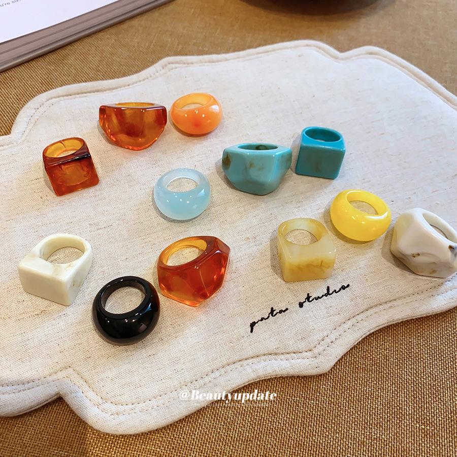 Exaggerated Gradient Resin Square Ring: Retro, High-End Style for Women