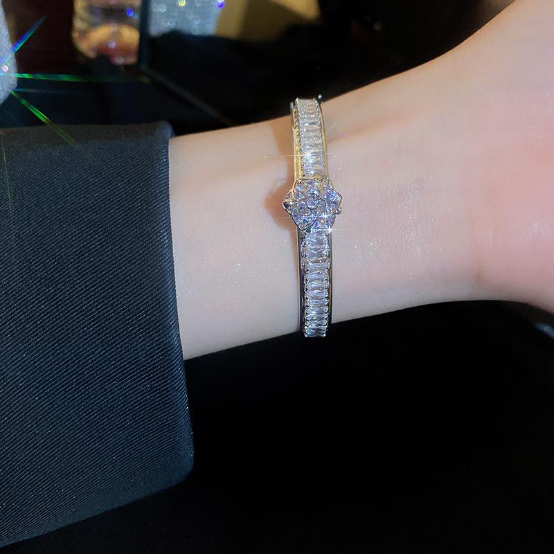 

Легкий роскошный и высококачественный браслет из микро-инкрустированного циркония с модным темпераментом, нишевый и универсальный браслет, аксессуар ручной работы