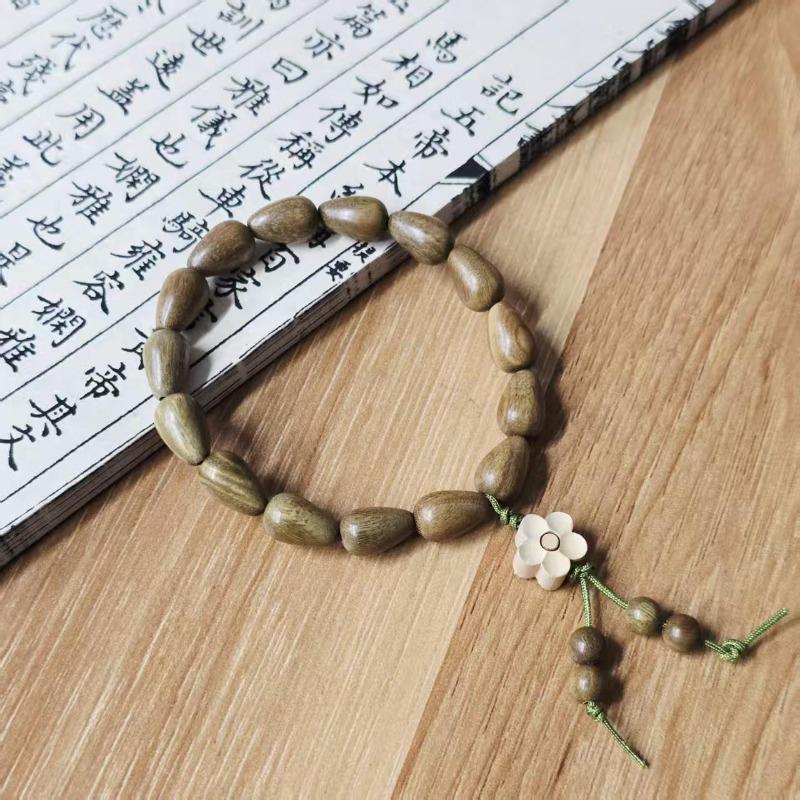 

Mary Argentina old material submerged green sandalwood bracelet sandalwood wooden cultural toy bracelet men s and women s jewelry buddhist beads