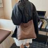2025 Autumn/Winter Retro Woven Texture Large Capacity Tote: Versatile Casual Shoulder Bucket Bag