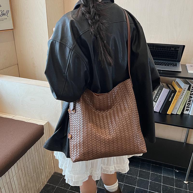 2025 Autumn/Winter Retro Woven Texture Large Capacity Tote: Versatile Casual Shoulder Bucket Bag