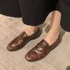 Sapatos Rasos Loafers Retrô Femininos Couro Macio Marrom Franzido Conforto Sapatos de Escritório Femininos Baixos Estilo Britânico Sapatos Casuais Femininos