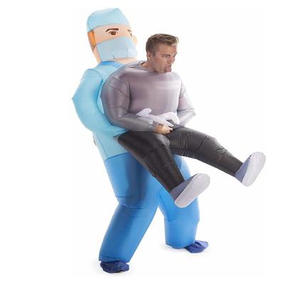 Dottore che tiene una persona in un costume gonfiabile divertente, adulto