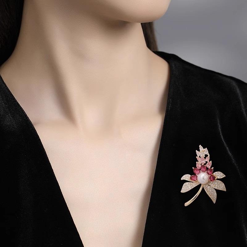 A High-end, Exquisite Floral Brooch for Women with A Niche Design Sense