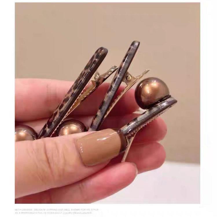 Korean Leopard Print Pearl Duckbill Hair Clip - Fashionable and Versatile Hair Accessory.