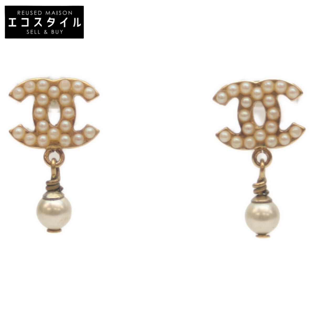 

CHANEL 03A Gold Plated Pearl CC Logos Mini Pearl Swing Earrings earring goldUsed