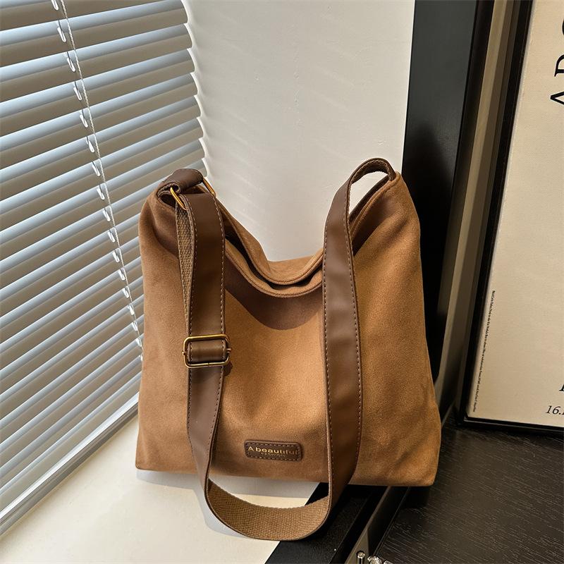 

Ретро сумка женская большой вместимости новая осенне-зимняя универсальная на плечо, мессенджер, сумка-тоут для通勤 коричневый