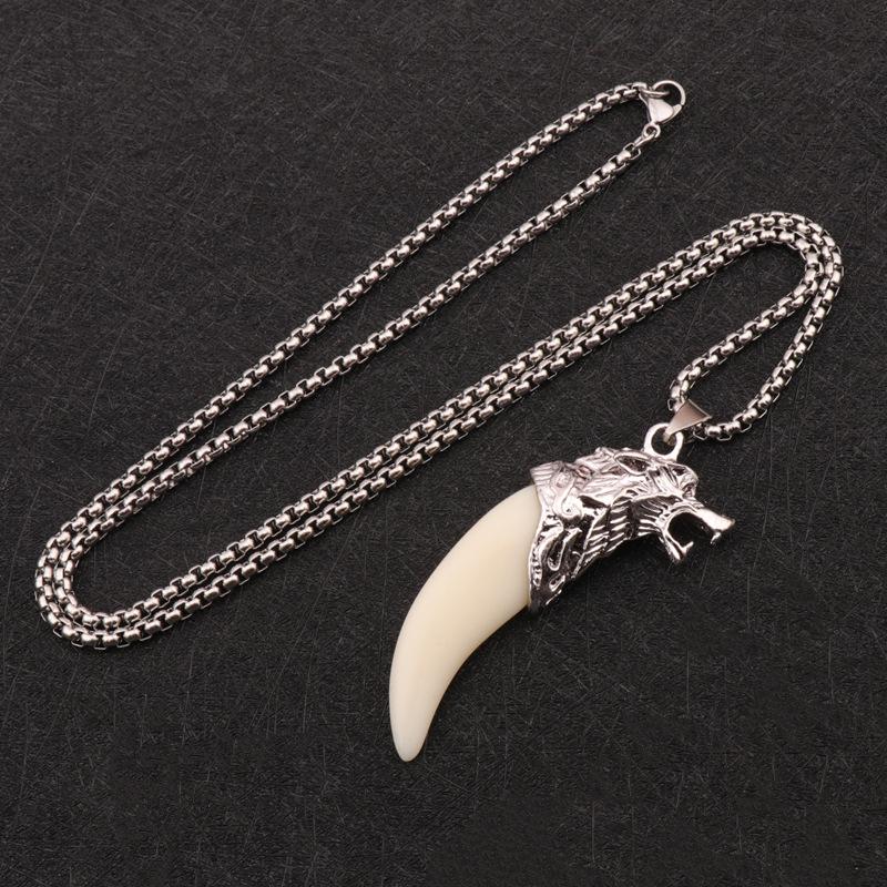 Collier Dent de Loup pour Homme: Pendentif Dominateur Dent de Chien Noir sur Chaîne Rétro en Acier Titane - Accessoire Tendance pour 2025.