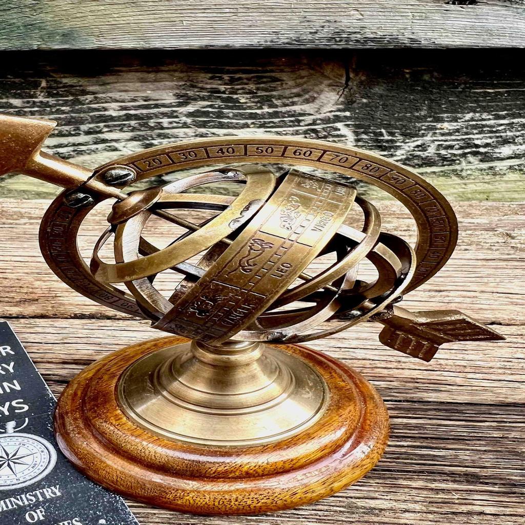 Vintage armilární koule na elegantním dřevěném podstavci: Nostalgický dekorační doplněk pro váš domov: Armilární koule inspirovaná antikou