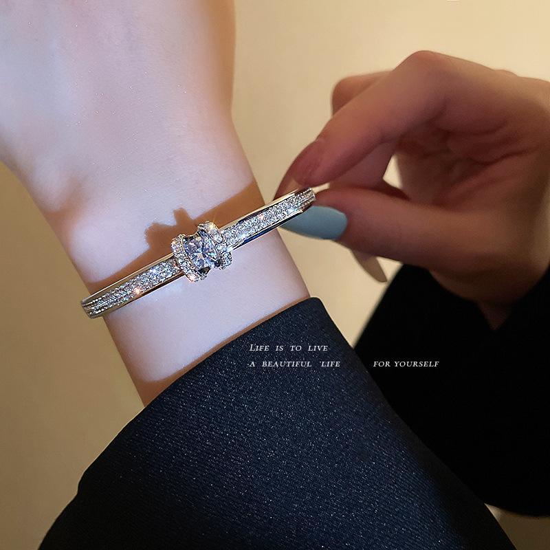 Zircon Open Bangle: Simple & Versatile Luxury Bracelet with Niche Design and Internet Celebrity Style.