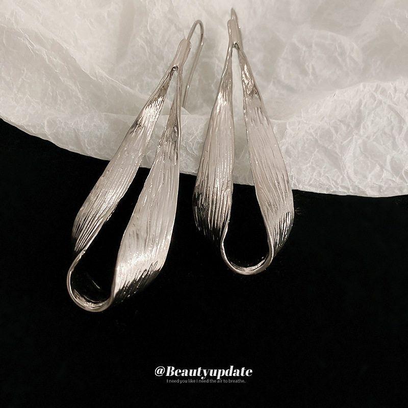 New Asymmetrical Twisted Ear Hook Fashion Metal Heavy Industry Design Earrings Eardrops Exaggerated Design Trending Earrings