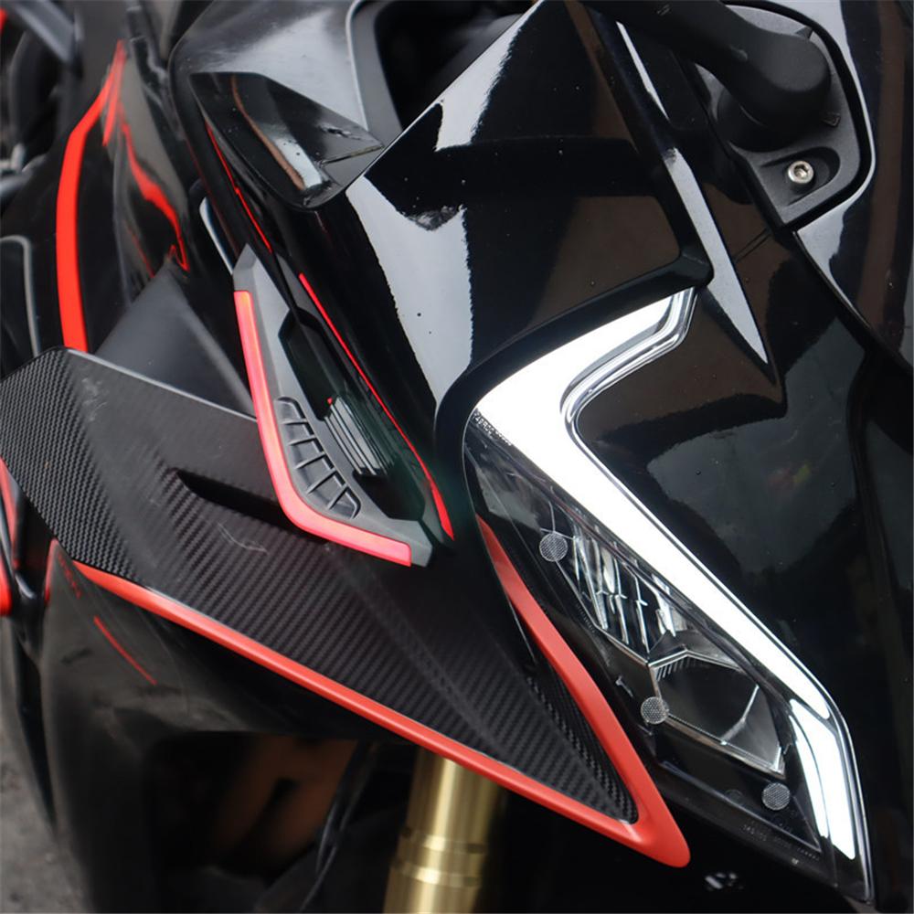 2x Motocyklový winglet boční spoiler aerodynamické křídlo větrná ploutev s červeným LED světlem