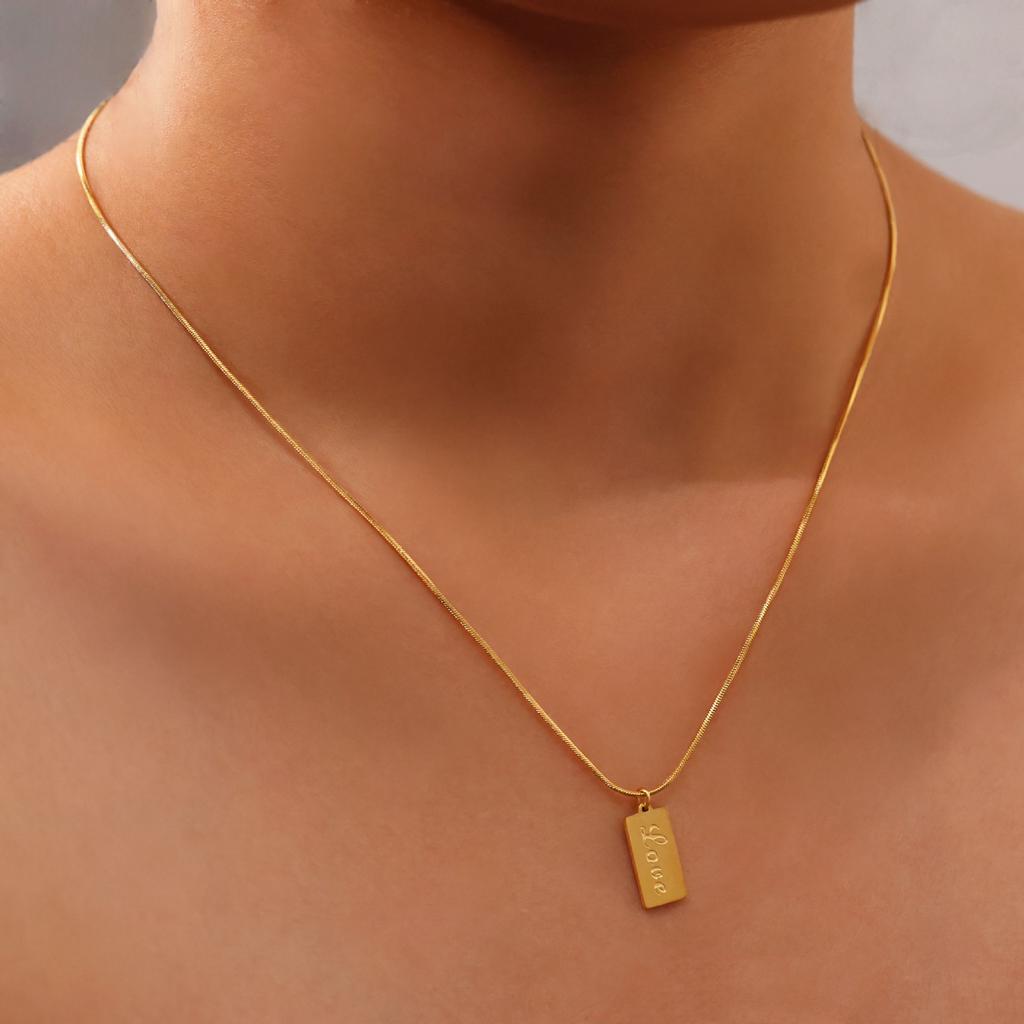 Minimální vakuově pokovený 18K zlatý titanový ocelový náhrdelník Milostný dopis Malý čtvercový Značka Hadí kost Náhrdelník