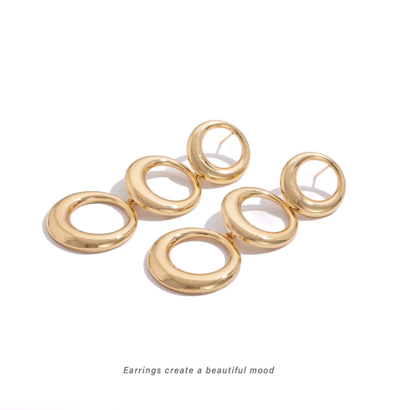 Elegant Gold Circle Ear Studs: Retro Wearable Clip-On Earrings (No Piercing)