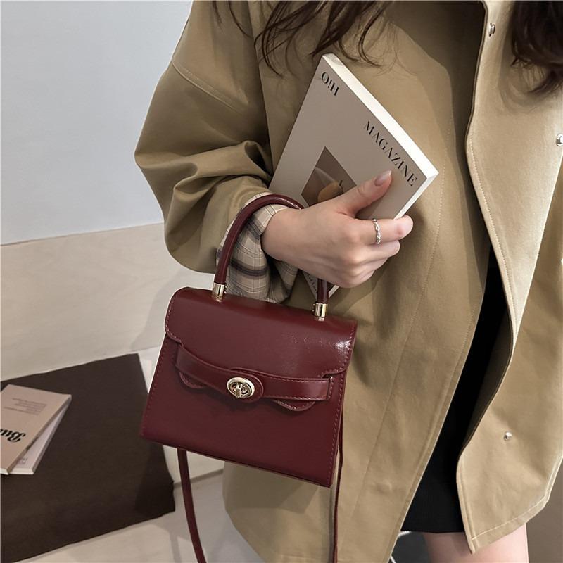 High value bag messenger bag women's new texture versatile commuter shoulder bag light luxury niche handbag