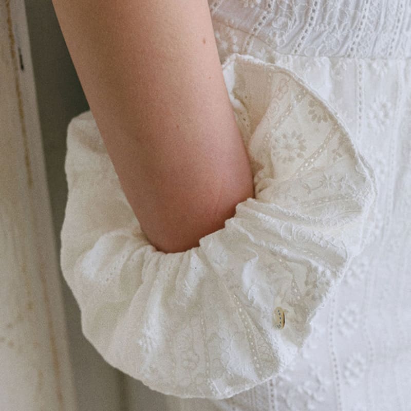 ANDNEEDS Punching scrunchie (white)