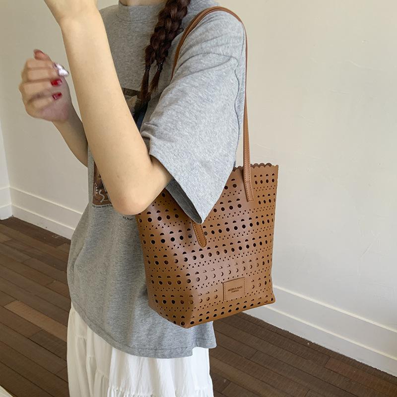 Hollow large-capacity mother and child tote bag women's new shoulder bag contrasting color retro commuter shoulder bag